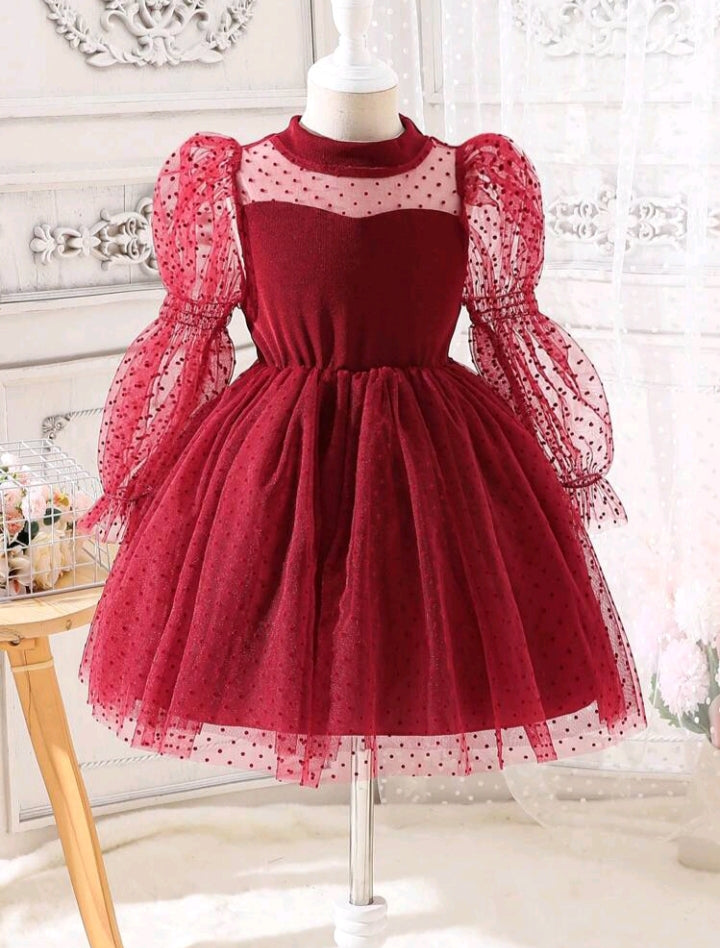 فستان قصير لون احمر طبقات تول منقطة ياقة مدورة و اكمام طويلة منفوخة تول شفافة
